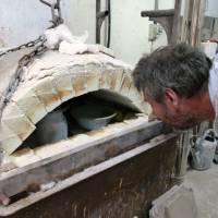 La cuisson de la céramique par le céramiste de la mer, Thierry Jaboeuf