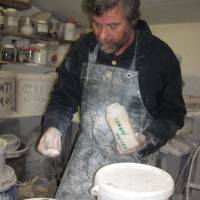 L'émaillage : préparation à la poudre de coquilles d'huîtres ou de moules par le céramiste de la mer, Thierry Jaboeuf