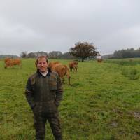 Yohann Sommé au milieu des ses vaches