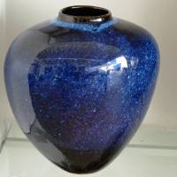 Vase bleu (émaillage à la poudre de moules) du céramiste de la mer, Thierry Jaboeuf