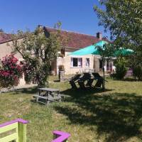 Gîte Au cœur du Perche - Un espace extérieur avec jeux pour enfants et vue sur la campagne