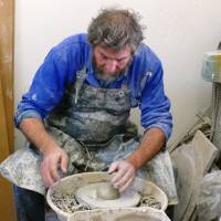 Le tournage de la poterie par le céramiste de la mer, Thierry Jaboeuf