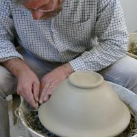L'affinage de la poterie par le céramiste de la mer, Thierry Jaboeuf