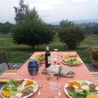 Tablea d'hôtes sur la terrasse dréssée pour un repas 4 personnes - Coqcooning - Parc naturel régional Livradois-Forez
