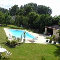 Jardin avec la piscine du gîte de Baude