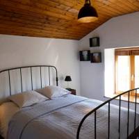 Une chambre du gîte avec un lit double - Montcoudoux - Parc naturel régional Livradois-Forez
