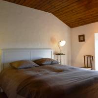 Une autre chambre du gîte avec un lit double - Montcoudoux - Parc naturel régional Livradois-Forez