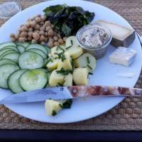 Une assiette gourmande servie à table avec son couteau de Thiers - Coqcooning - Parc naturel régional Livradois-Forez