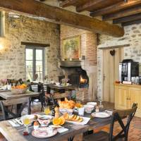 Salle de restauration du Moulin des Templiers, en pierre et bois, tomettes au sol