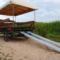 Voiture d'attelage avec accès personne à mobilité réduite - La ferme du Pré fleuri - Parc naturel régional Livradois-Forez