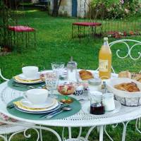 Le clos St Paterne- En chambre d'hôtes ou en gîte - Petit-déjeuner dans le jardin