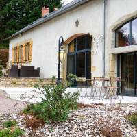 La longère des Grands Ducs, façade et terrasse bien équipée