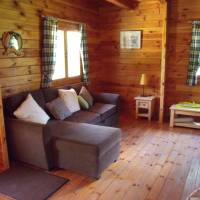 intérieur chalet, coin salon avec canapé spacieux