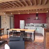 Intérieur chez Mina, salon salle à manger cuisine, avec grande table et canapé confortable