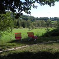 Jardin et chaises longues avec vue sur les prés et la campagne environnante