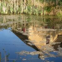 Le gîte de la Verronnière, en reflet dans son point d'eau