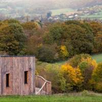 La maison perchée à l'automne et parfaitement intégrée au paysage