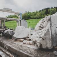 Découpe de la pierre volcanique bénéficiant de la Marque Valeurs Parc des Volcans d'Auvergne