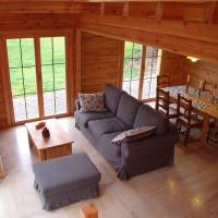 Intérieur chalet, saon, salle à manger avec cheminée, vu de la mezzanine