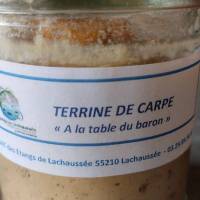 Présentation d'une terrine de carpe en vente à la boutique