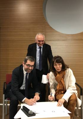 Signature du renouvellement de la convention de partenariat entre l'ANPCEN et la Fédération des Parcs le 12 février 2019 lors de la journée "Collectivités locales : comment agir sur la pollution lumineuse" co-roganisée avec l'AMF