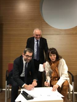 Signature du renouvellement de la convention de partenariat entre l'ANPCEN et la Fédération des Parcs le 12 février 2019 lors de la journée "Collectivités locales : comment agir sur la pollution lumineuse" co-roganisée avec l'AMF